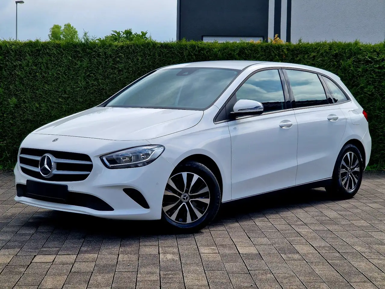 Mercedes-Benz B 180